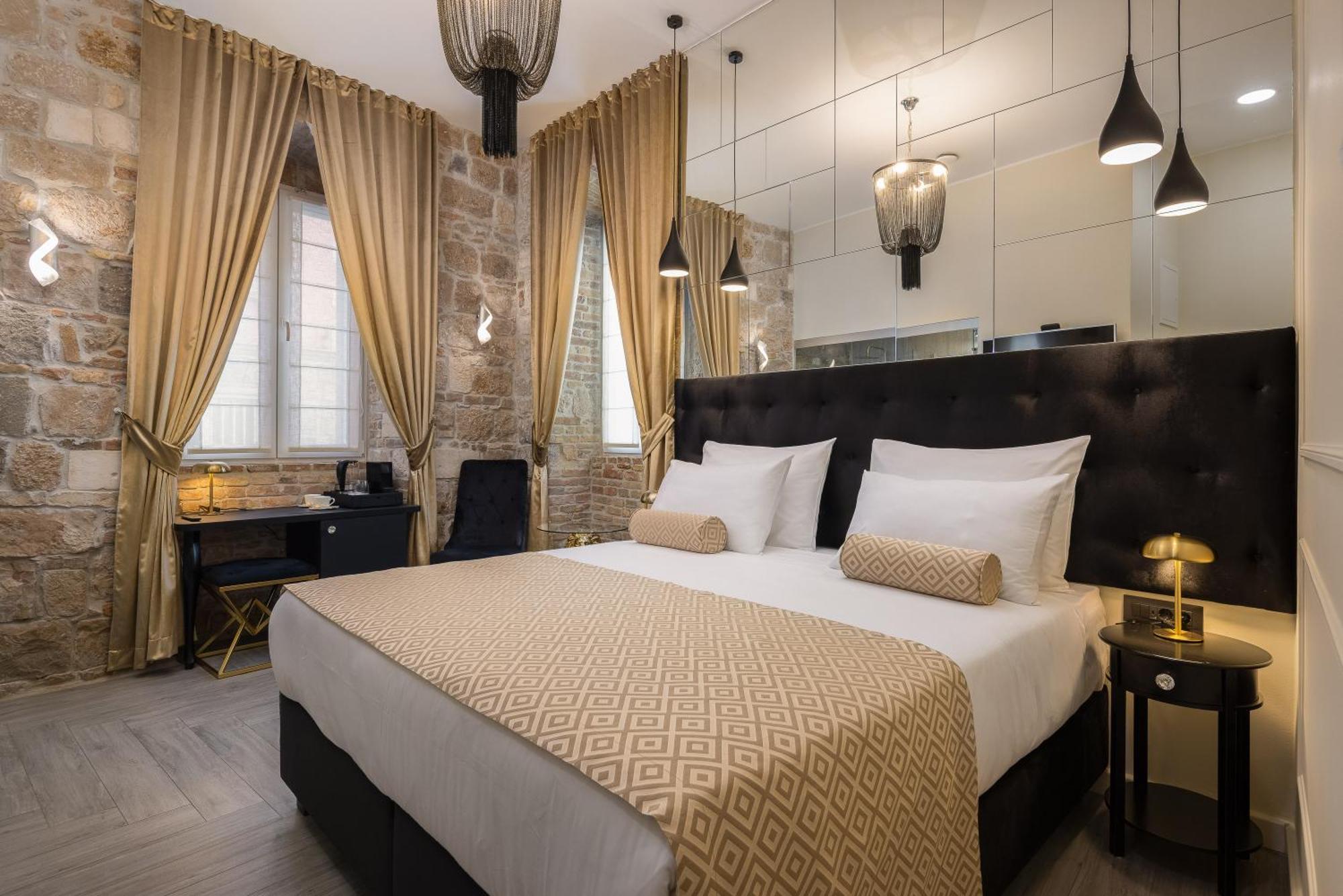 Guest house Luxury Golden Palace Citycentre Right Next To Diocletian's Palace Split